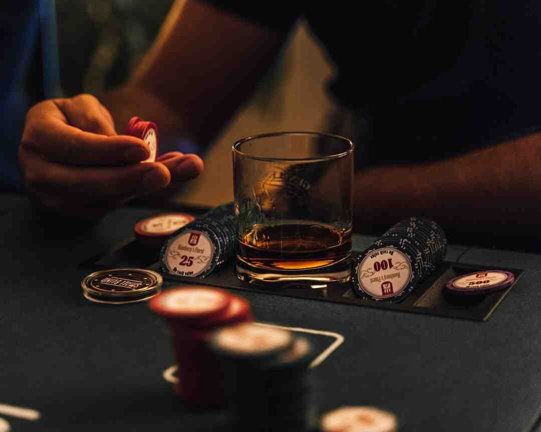 Qui doit parler en premier au poker ?